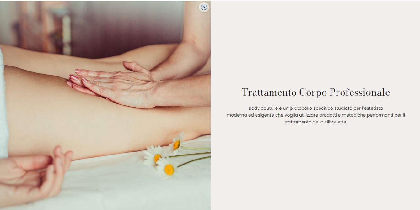 Primo piano di una persona che si sottopone a un trattamento Body Couture; le mani massaggiano delicatamente la pelle, con margherite nelle vicinanze. Il testo a destra illustra il protocollo di trattamento professionale del corpo in italiano.