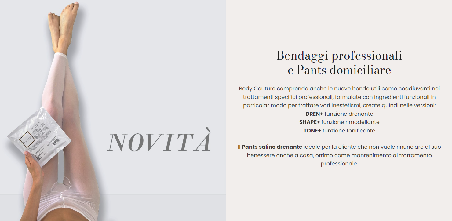 Donna sdraiata sulla schiena con le gambe distese, indossa pantaloni bianchi velati Body Couture e tiene in mano un pacchetto. Scoprite i nuovi bendaggi professionali e i pantaloni da usare a casa per i trattamenti del corpo che offrono benefici drenanti, rimodellanti e tonificanti.